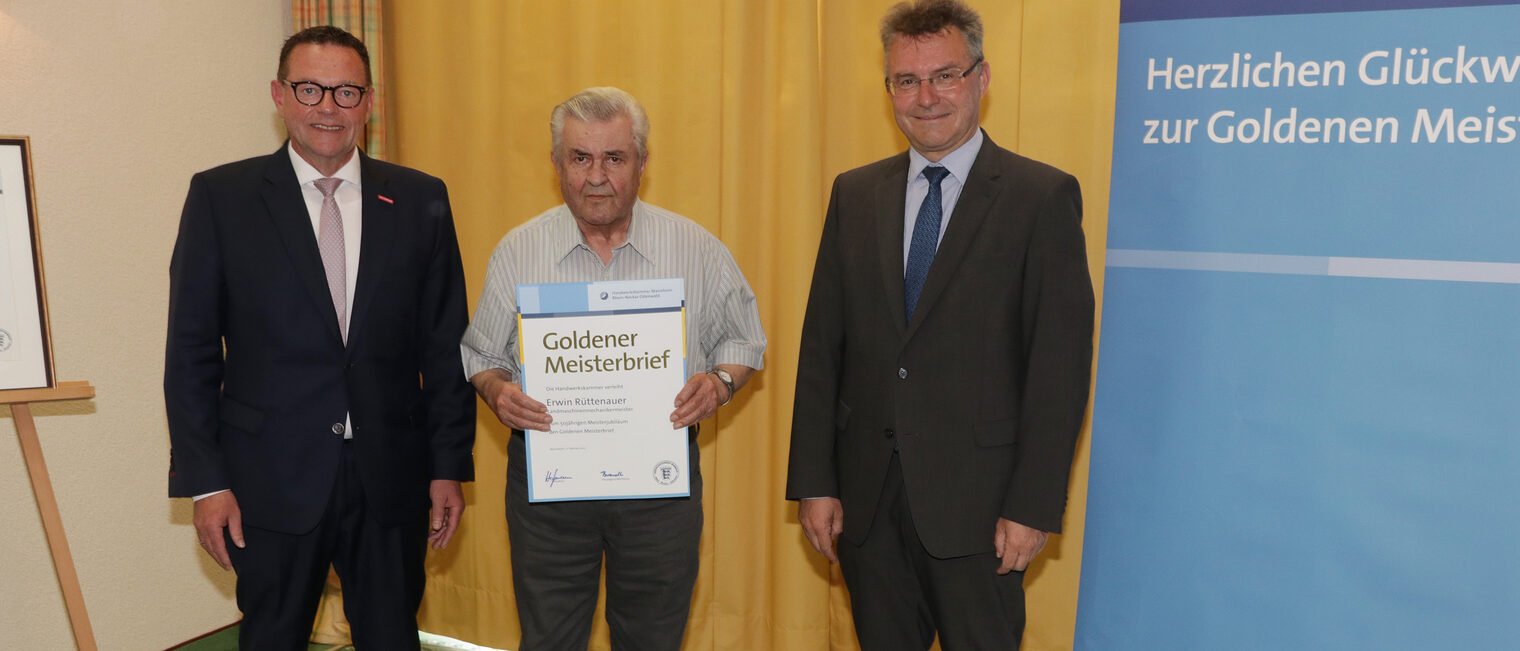 Kammerpräsident Klaus Hofmann überreicht im Hotel Prinz Karl in Buchen zusammen mit dem Landrat Dr. Achim Brötel den Goldenen Meisterbrief an Landmaschinenmechanikermeister Erwin Rüttenauer