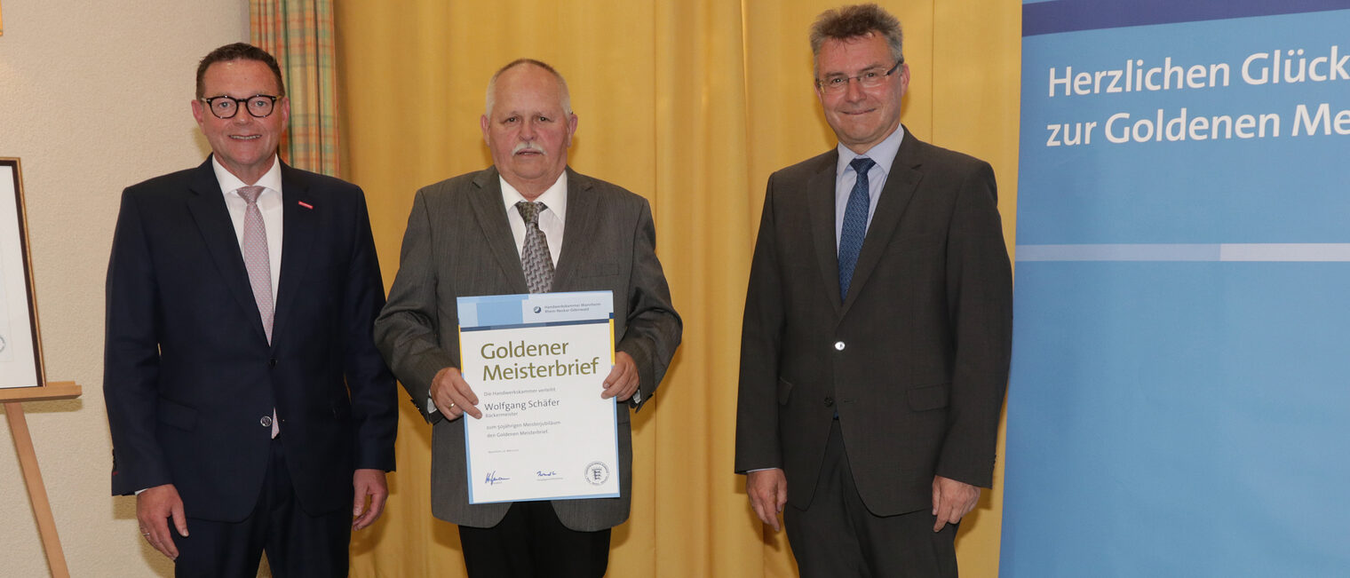 Kammerpr&auml;sident Klaus Hofmann &uuml;berreicht im Hotel Prinz Karl in Buchen zusammen mit dem Landrat Dr. Achim Br&ouml;tel den Goldenen Meisterbrief an B&auml;ckermeister Wolfgang Sch&auml;fer