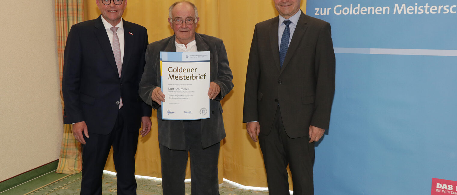 Kammerpräsident Klaus Hofmann überreicht im Hotel Prinz Karl in Buchen zusammen mit dem Landrat Dr. Achim Brötel den Goldenen Meisterbrief an Landmaschinenmechanikermeister Kurt Schimmel