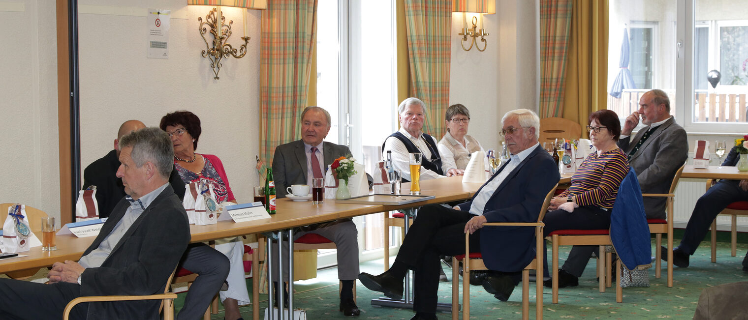 Blick in den Saal auf die G&auml;ste der Goldenen Meisterfeier in Buchen 2022