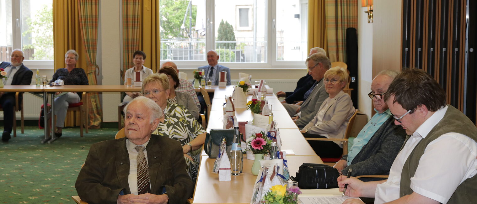 Blick in den Saal auf die G&auml;ste der Goldenen Meisterfeier in Buchen 2022