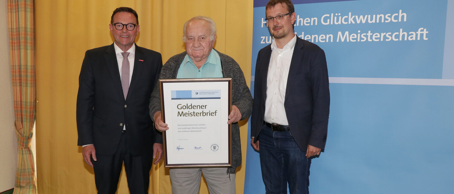 Kammerpräsident Klaus Hofmann überreicht im Hotel Prinz Karl in Buchen zusammen mit Dr. Björn-Christian Kleih den Goldenen Meisterbrief an Kraftfahrzeugmechanikermeister Ludwig Baier