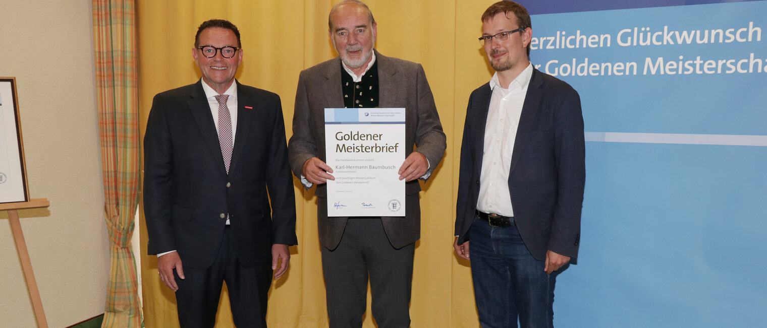 Kammerpräsident Klaus Hofmann überreicht im Hotel Prinz Karl in Buchen zusammen mit Dr. Björn-Christian Kleih den Goldenen Meisterbrief an Schreinermeister Karl-Hermann Baumbusch 