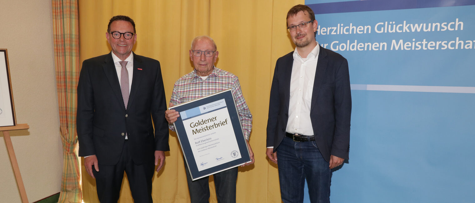 Kammerpräsident Klaus Hofmann überreicht im Hotel Prinz Karl in Buchen zusammen mit Dr. Björn-Christian Kleih den Goldenen Meisterbrief an Kraftfahrzeugmechanikermeister Rolf Eberlein