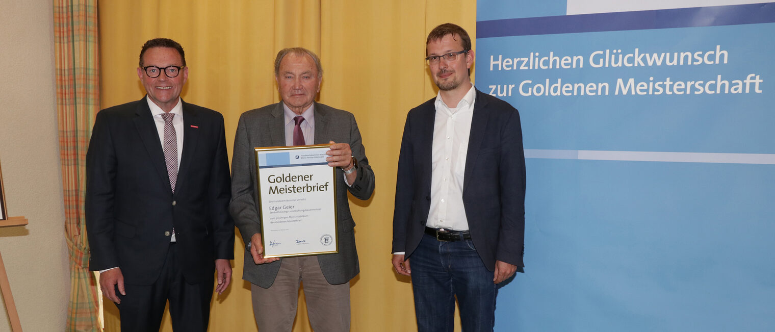 Kammerpräsident Klaus Hofmann überreicht im Hotel Prinz Karl in Buchen zusammen mit Dr. Björn-Christian Kleih den Goldenen Meisterbrief an Zentralheizungs- und Lüftungsbauermeister Edgar Geier