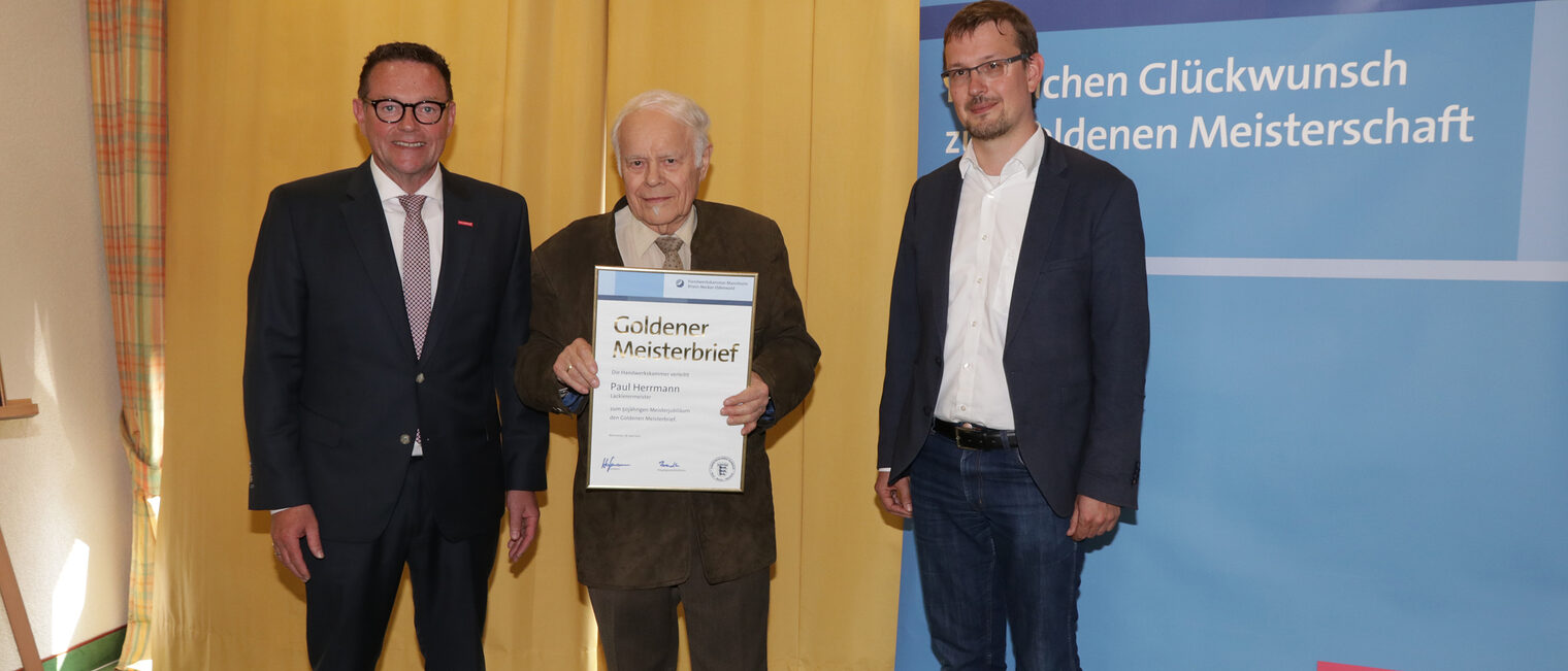 Kammerpr&auml;sident Klaus Hofmann &uuml;berreicht im Hotel Prinz Karl in Buchen zusammen mit Dr. Bj&ouml;rn-Christian Kleih den Goldenen Meisterbrief an Lackierermeister Paul Herrmann