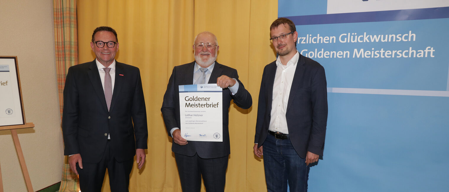Kammerpräsident Klaus Hofmann überreicht im Hotel Prinz Karl in Buchen zusammen mit Dr. Björn-Christian Kleih den Goldenen Meisterbrief an Zimmerermeister Lothar Holzner