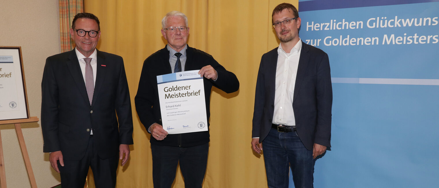 Kammerpräsident Klaus Hofmann überreicht im Hotel Prinz Karl in Buchen zusammen mit Dr. Björn-Christian Kleih den Goldenen Meisterbrief an Schreinermeister Erhard Kehl