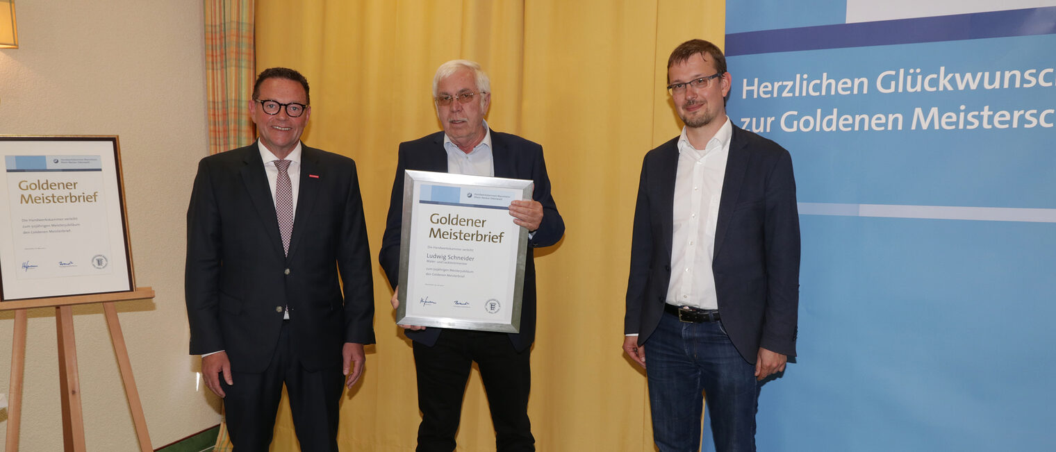 Kammerpräsident Klaus Hofmann überreicht im Hotel Prinz Karl in Buchen zusammen mit Dr. Björn-Christian Kleih den Goldenen Meisterbrief an Schreinermeister Erhard Kehl