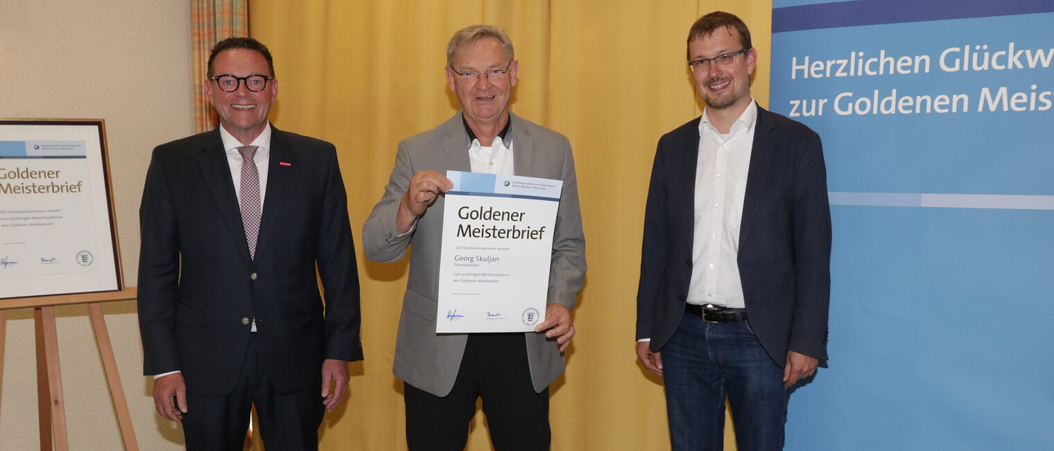 Kammerpräsident Klaus Hofmann überreicht im Hotel Prinz Karl in Buchen zusammen mit Dr. Björn-Christian Kleih den Goldenen Meisterbrief an Friseurmeister Georg Skuljan
