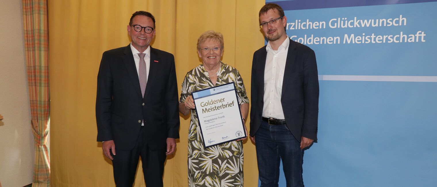 Kammerpräsident Klaus Hofmann überreicht im Hotel Prinz Karl in Buchen zusammen mit Dr. Björn-Christian Kleih den Goldenen Meisterbrief an Friseurmeisterin Magdalena Trunk