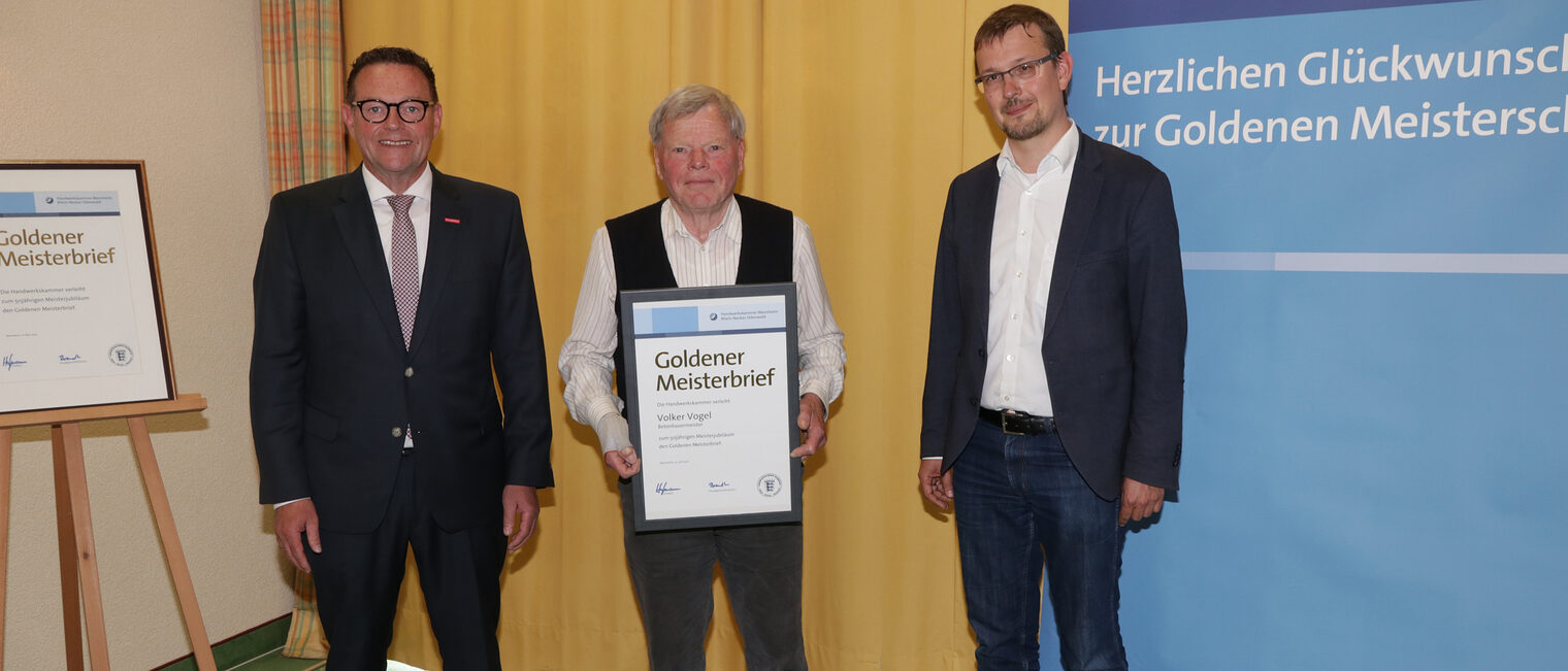 Kammerpräsident Klaus Hofmann überreicht im Hotel Prinz Karl in Buchen zusammen mit Dr. Björn-Christian Kleih den Goldenen Meisterbrief an Betonbauermeister Volker Vogel