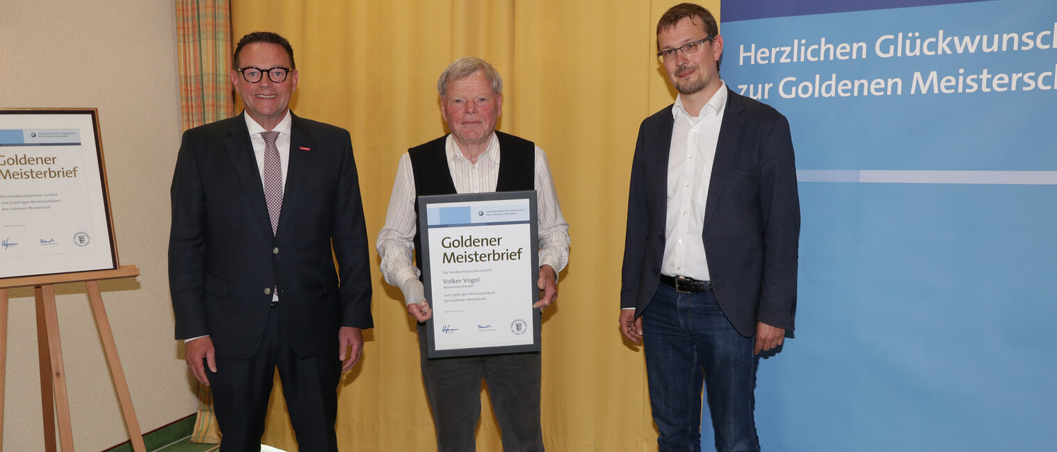 Kammerpr&auml;sident Klaus Hofmann &uuml;berreicht im Hotel Prinz Karl in Buchen zusammen mit Dr. Bj&ouml;rn-Christian Kleih den Goldenen Meisterbrief an Betonbauermeister Volker Vogel