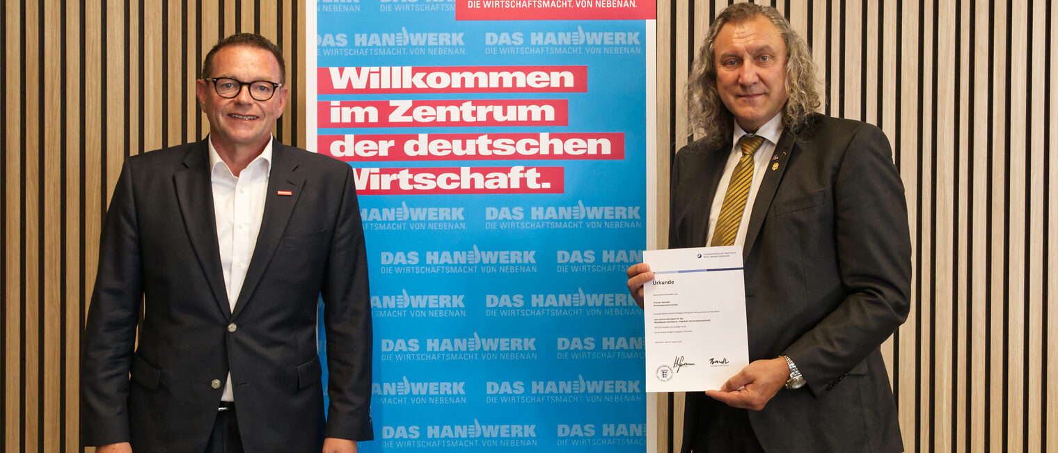 Thomas Hammer (rechts) wurde von Präsident Klaus Hofmann (links) zum Sachverständigen der Handwerkskammer Mannheim Rhein-Neckar-Odenwald bestellt und vereidigt.