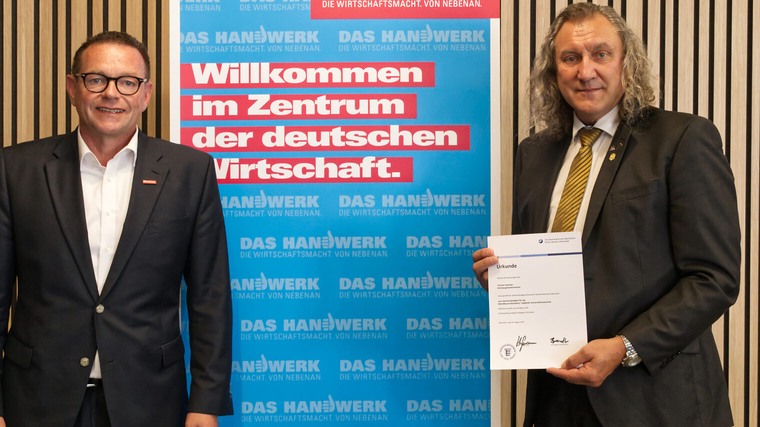 Thomas Hammer (rechts) wurde von Präsident Klaus Hofmann (links) zum Sachverständigen der Handwerkskammer Mannheim Rhein-Neckar-Odenwald bestellt und vereidigt.
