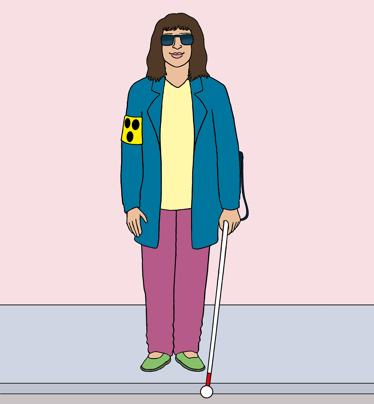 Blinde Frau mit dunkler Brille, Blindenstock und Blindenabzeichen am Oberarm steht wartend auf dem Gehsteig