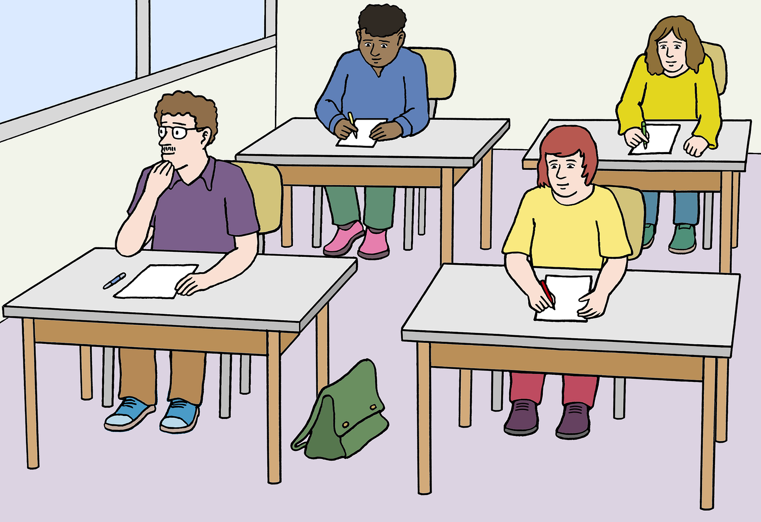 Vier Schüler in einem Klassenraum, die einzeln an getrennten Tischen in einer Prüfung sitzen und auf vor ihnen liegende Zettel schreiben