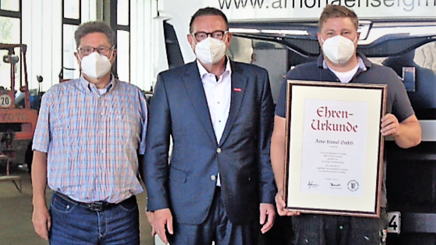 Präsident Klaus Hofmann in der Mitte. Peter Stannek links von ihm und Sven Stannek rechts von ihm mit der Urkunde in der Hand.