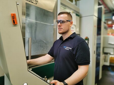 Feinwerkmechanikermeister Philipp Brück bedient die CNC-Fräse