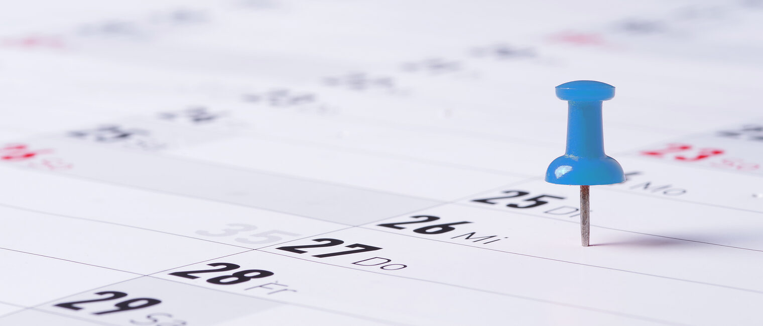Kalenderblatt, liegend, mit einem hellblauen Pin als Terminmarker