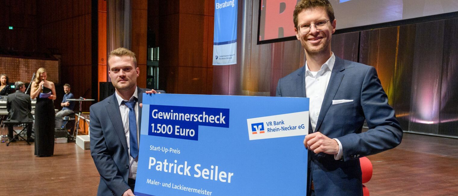 Tobias Pauldrach, Gewerbe- und Mittelstandskunden der VR Bank Rhein-Neckar rechts. Patrick Seiler mit Scheck links