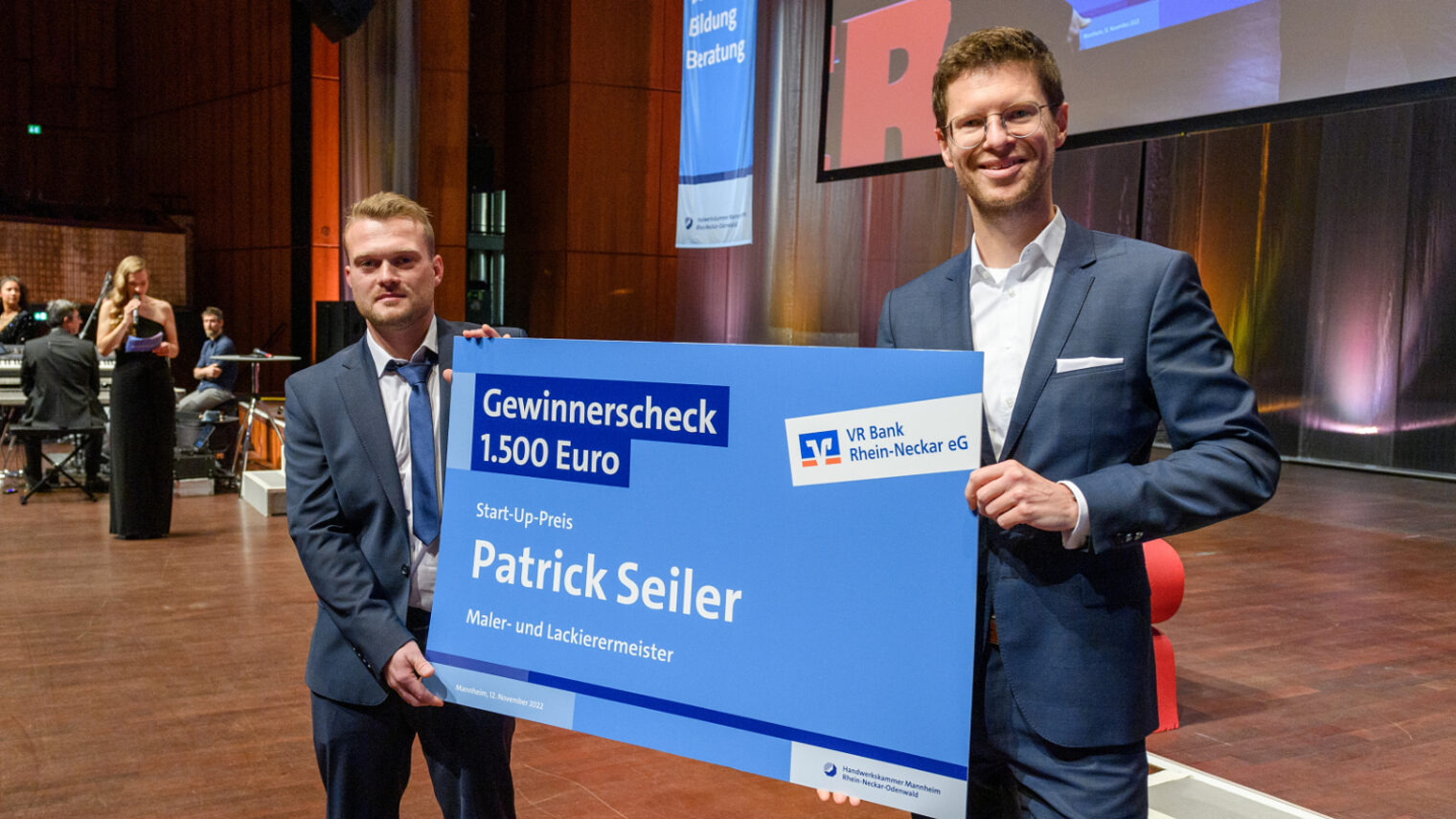 Tobias Pauldrach, Gewerbe- und Mittelstandskunden der VR Bank Rhein-Neckar rechts. Patrick Seiler mit Scheck links