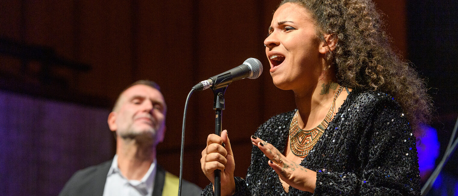 S&auml;ngerin und Gitarrist der Band LIVIN music famliy auf der Meisterfeier 2022