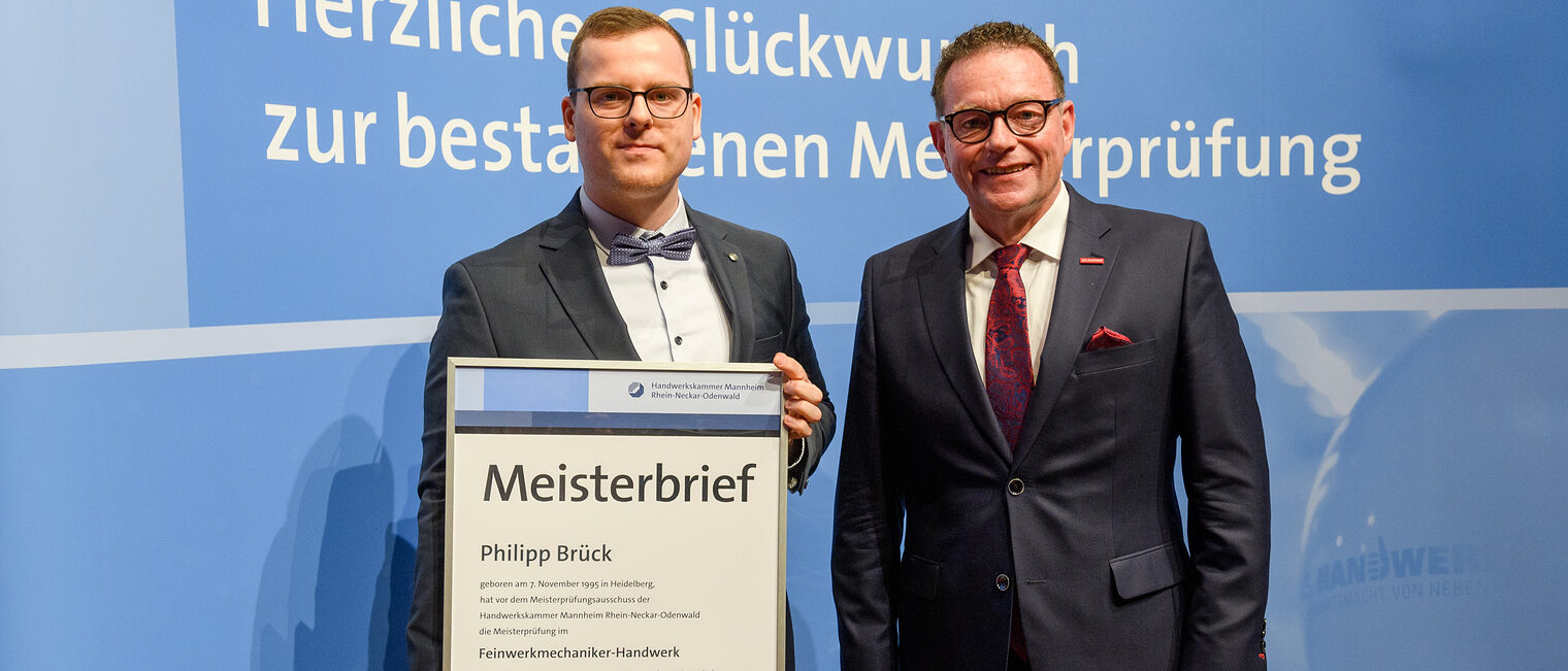 &Uuml;berreichung des Meisterbriefs auf der Meisterfeier 2022 an Philipp Br&uuml;ck als bester Feinwerkmechanikermeister 2022 