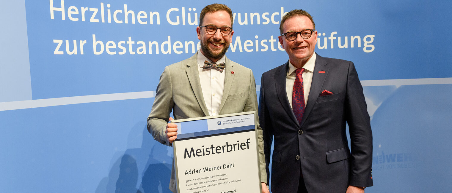 Überreichung des Meisterbriefs auf der Meisterfeier 2022 an Philipp Brück als bester Feinwerkmechanikermeister 2022 