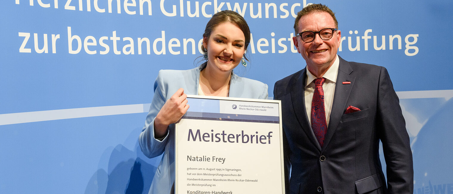 &Uuml;berreichung des Meisterbriefs auf der Meisterfeier 2022 an Natalie Frey als beste Konditormechanikermeister 2022 