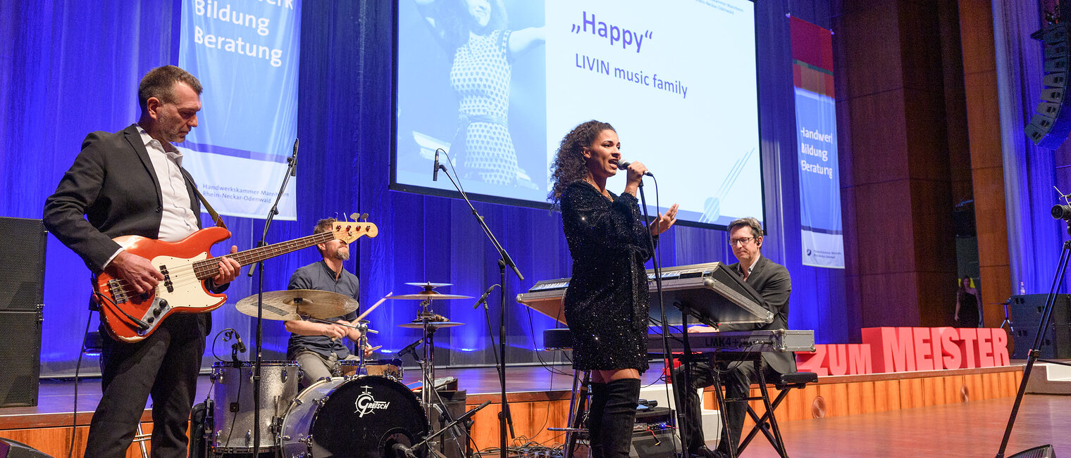 Die Band LIVIN music family auf der B&uuml;hne.er Meisterfeier 2022 im Congress Center Rosengraten in Mannheim