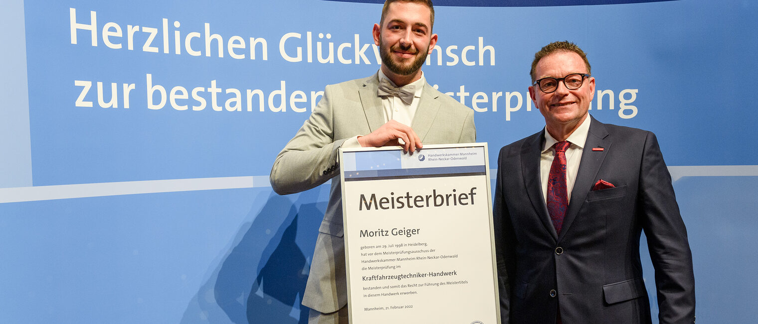 &Uuml;berreichung des Meisterbriefs auf der Meisterfeier 2022 an Moritz Geiger als bester Kraftfahrzeugtechnikermeister 2022 