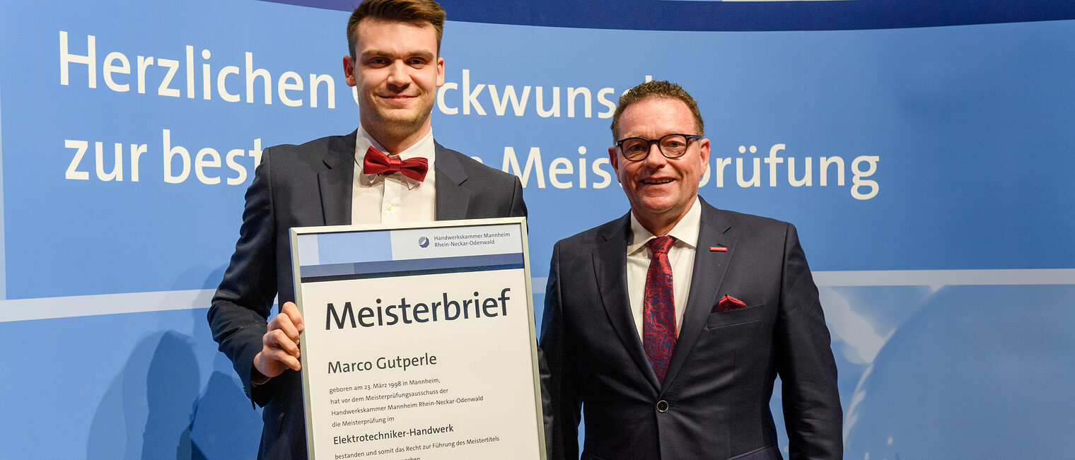 &Uuml;berreichung des Meisterbriefs auf der Meisterfeier 2022 an Marco Gutperle als bester Elektrotechnikermeister 2022 