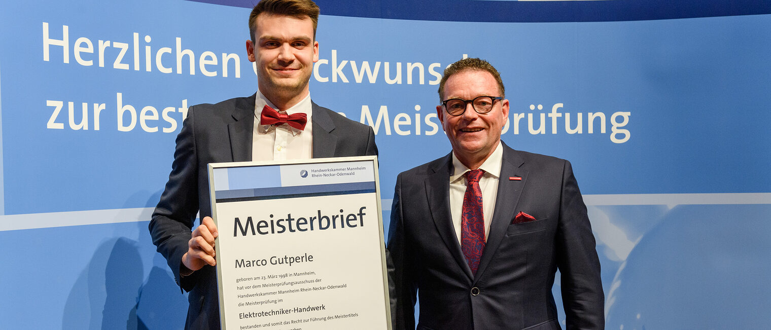 Überreichung des Meisterbriefs auf der Meisterfeier 2022 an Marco Gutperle als bester Elektrotechnikermeister 2022 