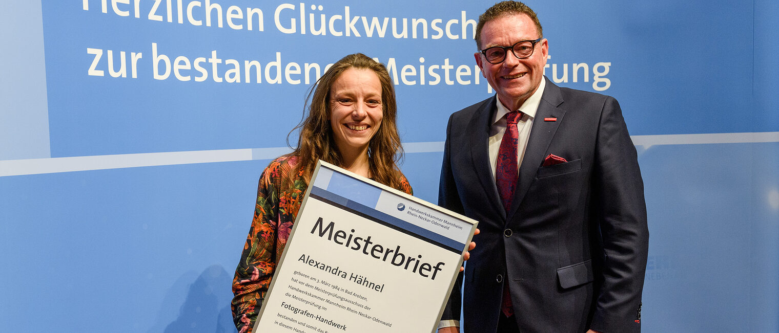 Überreichung des Meisterbriefs auf der Meisterfeier 2022 an Alexandra Hähnel als bester Fotografenmeisterin 2022 