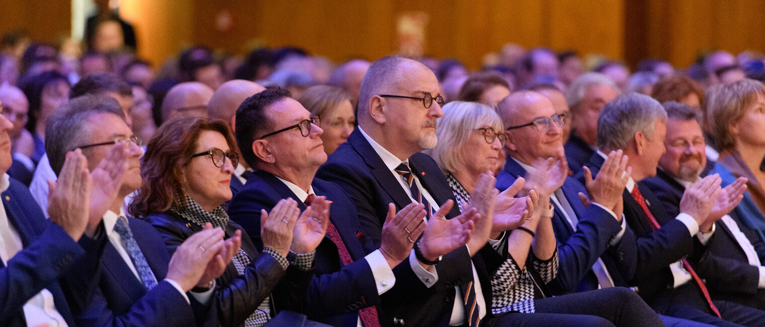 Das Bild zeigt die klatschenden Ehreng&auml;ste der ersten Reihe auf der Meisterfeier 2022. 