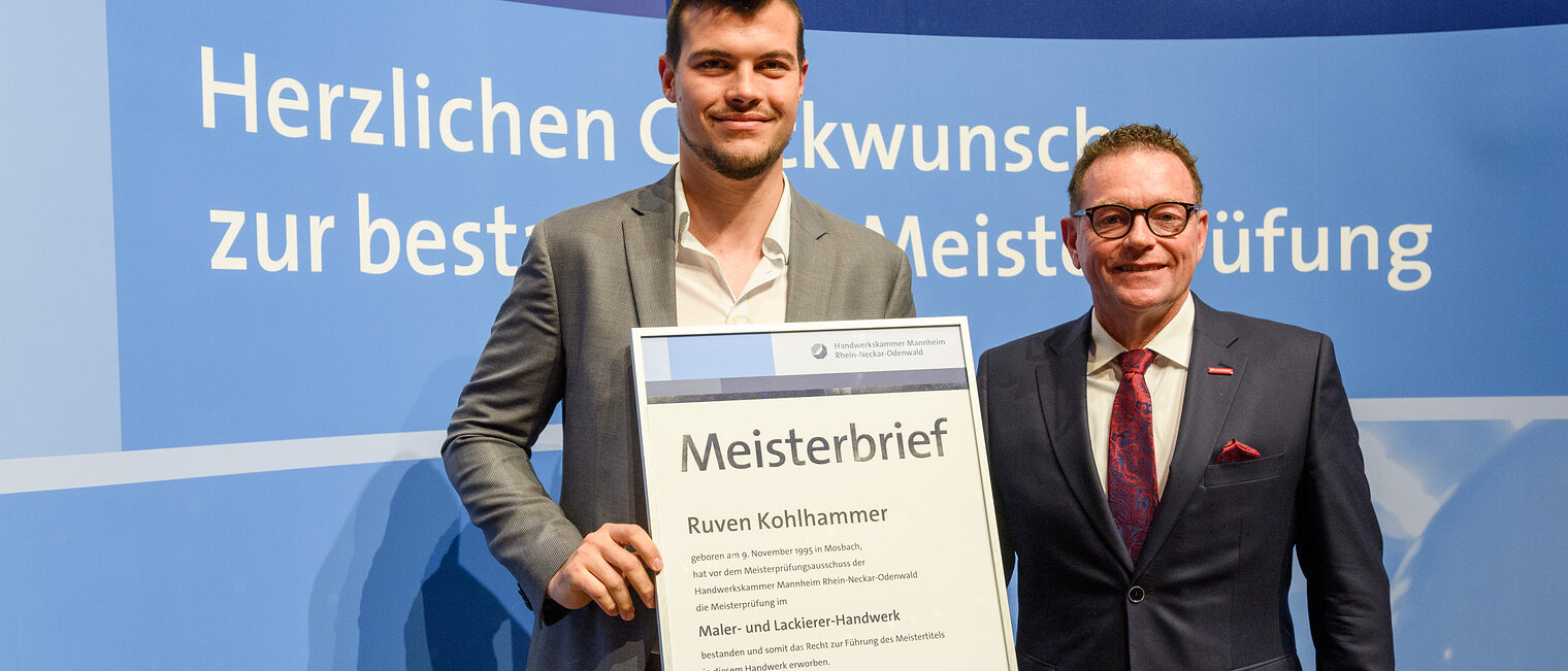 &Uuml;berreichung des Meisterbriefs auf der Meisterfeier 2022 an Ruven Kohlhammer als bester Maler- und Lackierermeister 2022 