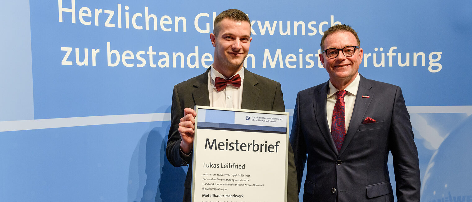 &Uuml;berreichung des Meisterbriefs auf der Meisterfeier 2022 an Lukas Leibfried als bester Metallbauermeister 2022 