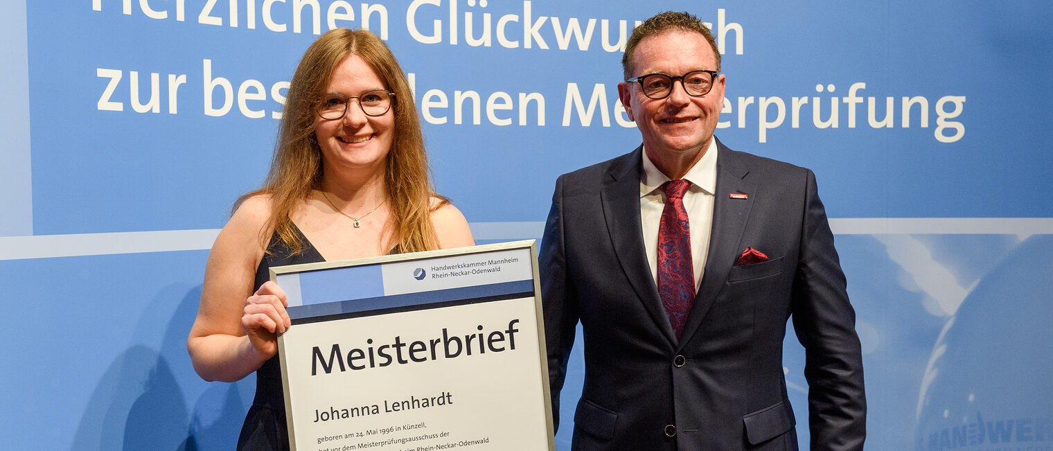 Überreichung des Meisterbriefs auf der Meisterfeier 2022 an Johanna Lenhardt als beste Bäckermeisterin 2022 