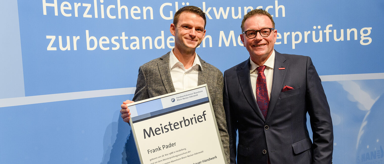 &Uuml;berreichung des Meisterbriefs auf der Meisterfeier 2022 an Frank Pader als bester Installateur- und Heizungsbauermeister 2022 