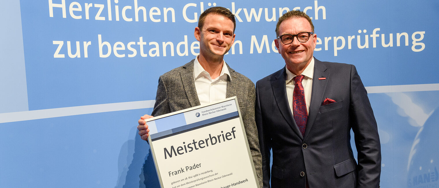 Überreichung des Meisterbriefs auf der Meisterfeier 2022 an Frank Pader als bester Installateur- und Heizungsbauermeister 2022 