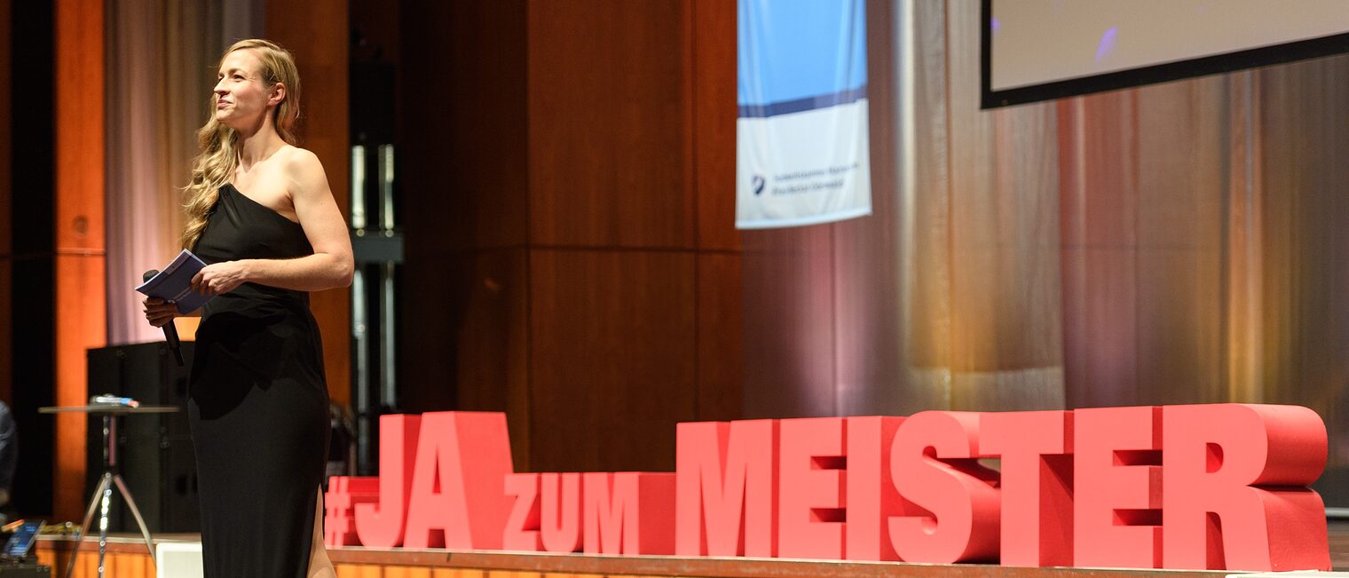 Moderatorin Janina Klabes auf der Bühne der Meisterfeier 2022