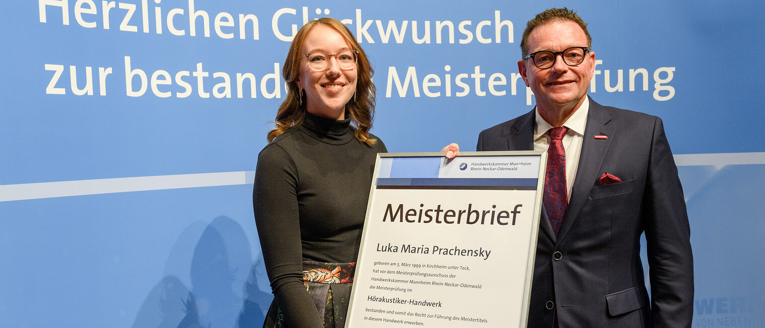 &Uuml;berreichung des Meisterbriefs auf der Meisterfeier 2022 an Luka Maria Prachensky als beste H&ouml;rakustikermeisterin 2022 