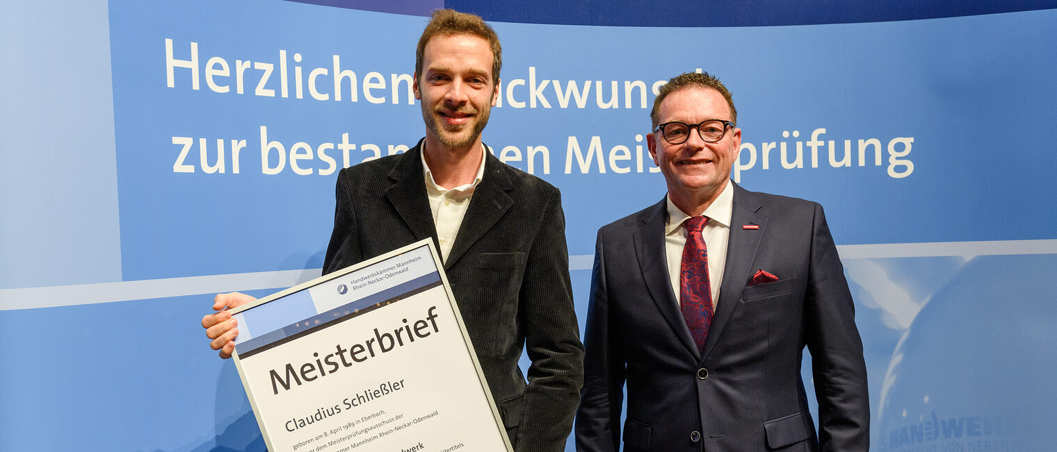 &Uuml;berreichung des Meisterbriefs auf der Meisterfeier 2022 an Claudius Schlie&szlig;ler als bester Schreiner- / Tischlermeister 2022 