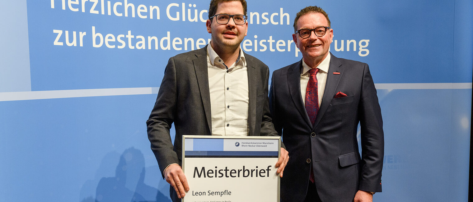 Überreichung des Meisterbriefs auf der Meisterfeier 2022 an Leon Sempfle als bester Fliesen-, Platten-, Mosaiklegermeister 2022 