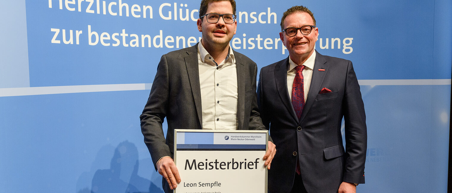 &Uuml;berreichung des Meisterbriefs auf der Meisterfeier 2022 an Leon Sempfle als bester Fliesen-, Platten-, Mosaiklegermeister 2022 