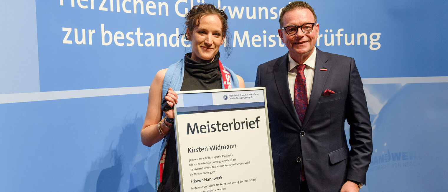 Überreichung des Meisterbriefs auf der Meisterfeier 2022 an Kirsten Widmann als beste Friseurmeisterin 2022 