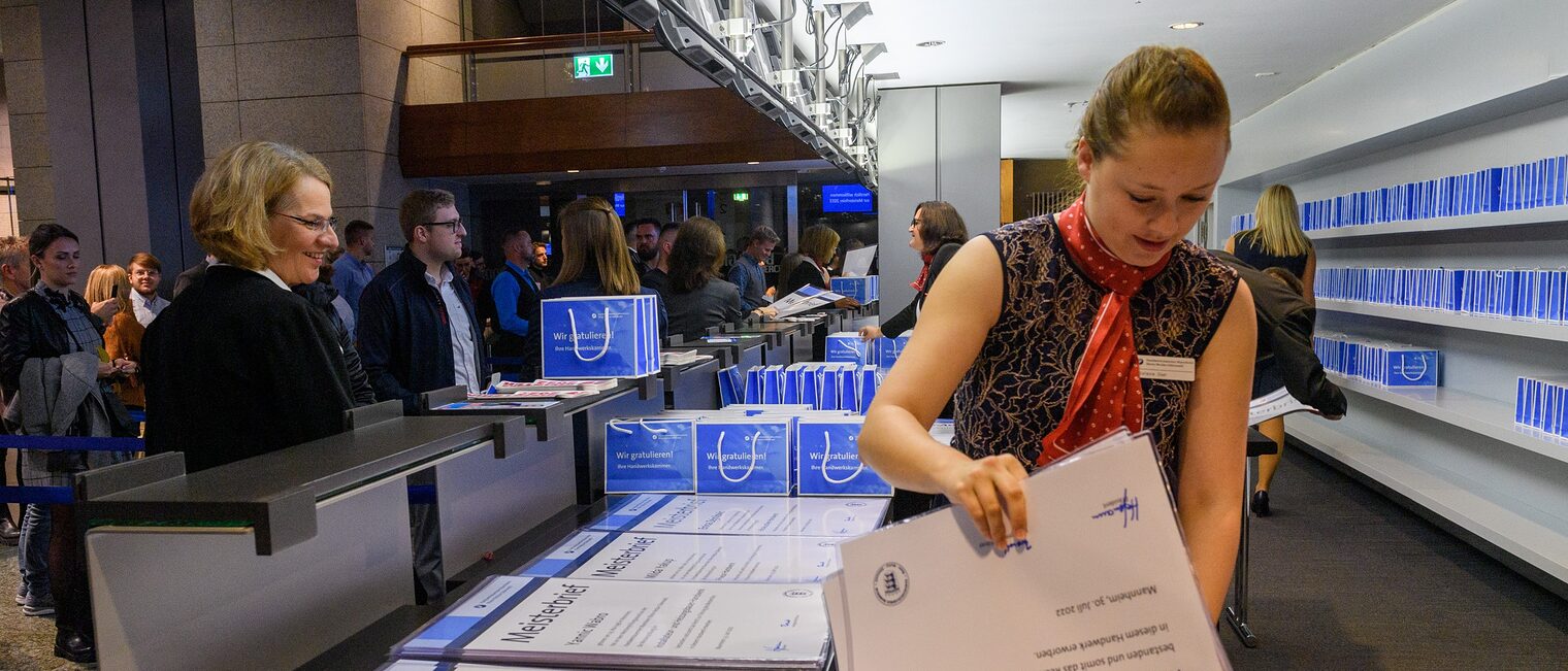 Ausgabe der Meisterbriefe an den Countern im Congres Center Rosengarten mannheim