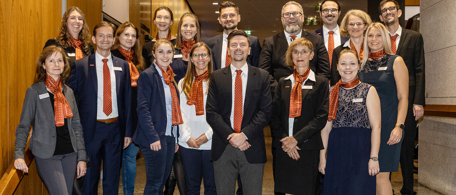 Gruppenbild des Helferteams auf der Meisterfeier 2022