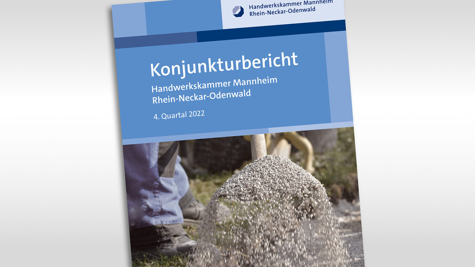 Schriftzug: Konjunkturbericht 4. Quartal 2022, Ein Mann hebt mit einer Schaufel Erde aus